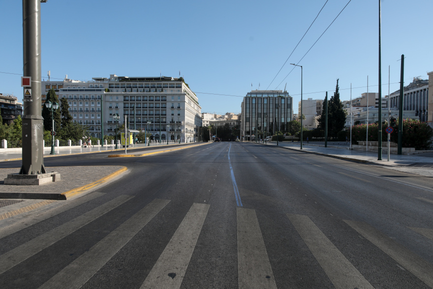 Δεκαπενταύγουστος στην Αθήνα: Κάνουν ποδήλατο και τρέχουν στους άδειους δρόμους