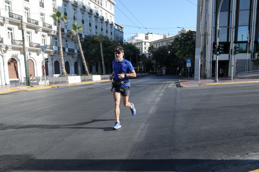 Δεκαπενταύγουστος στην Αθήνα: Κάνουν ποδήλατο και τρέχουν στους άδειους δρόμους