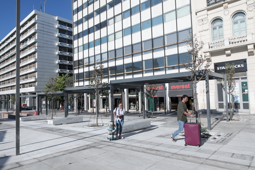 Δεκαπενταύγουστος στην Αθήνα: Κάνουν ποδήλατο και τρέχουν στους άδειους δρόμους