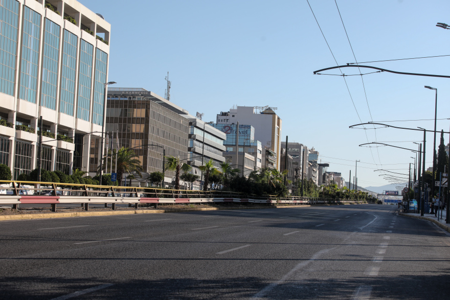 Δεκαπενταύγουστος στην Αθήνα: Κάνουν ποδήλατο και τρέχουν στους άδειους δρόμους