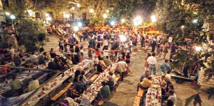 Η ιστορία των πανηγυριών: Ξεκίνησαν από τα Παναθήναια, επιβίωσαν στην Τουρκοκρατία, άντεξαν στον χρόνο και αγκαλιάστηκαν από τους νέους