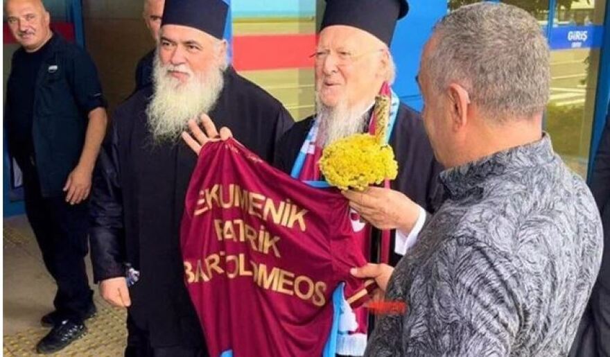 Σιώπης και Μπακασέτας δώρισαν στον Βαρθολομαίο φανέλα της Τραμπζονσπόρ και... εκνεύρισαν τον Μπαχτσελί