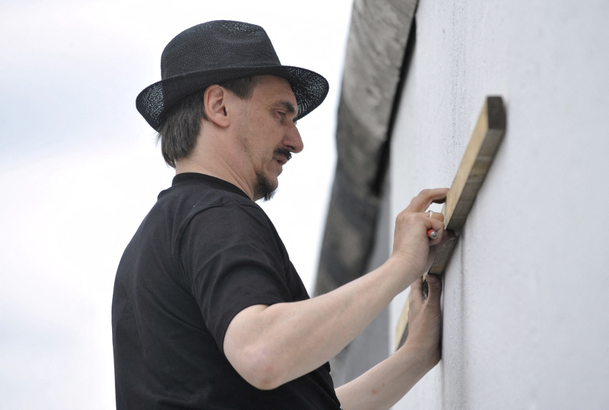 Ντμίτρι Βρούμπελ: Έφυγε από τη ζωή ο δημιουργός του γκράφιτι με το φιλί Μπρέζνιεφ - Χόνεκερ