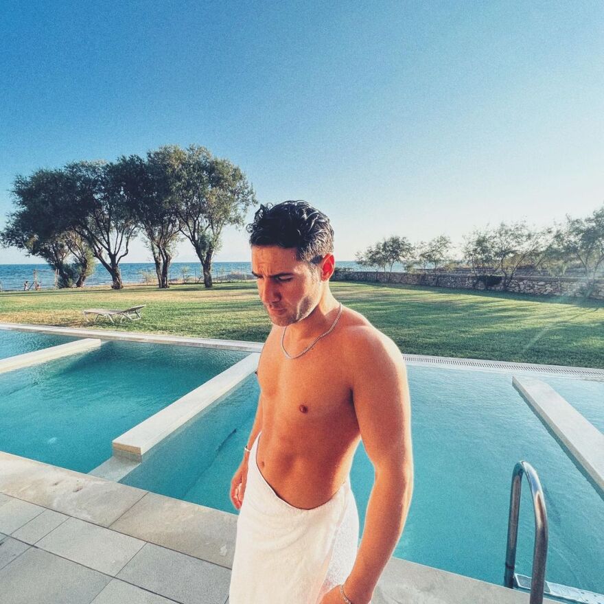 Πέτρος Ιακωβίδης: Ποζάρει μόνο με την πετσέτα του