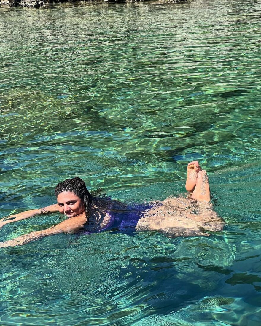 Δανάη Μπάρκα: Το μήνυμά της για τον Δεκαπενταύγουστο μέσα από τη θάλασσα