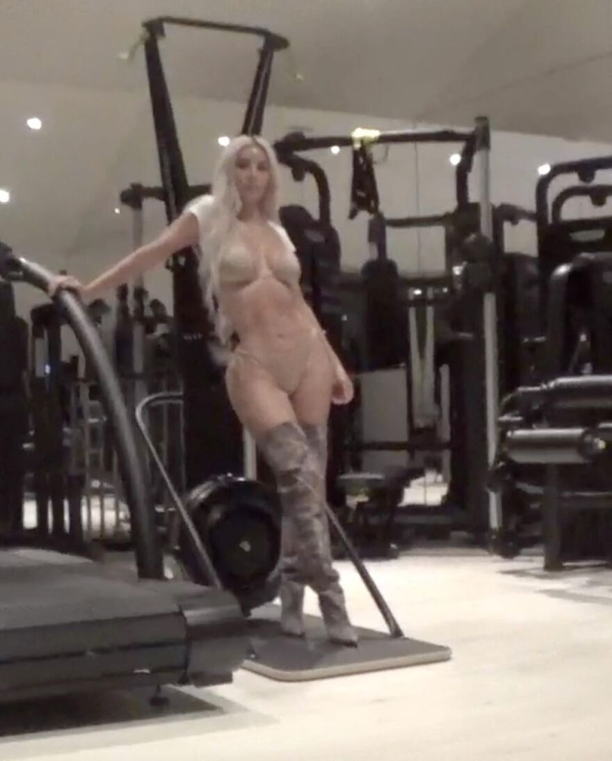 Κιμ Καρντάσιαν: Στο γυμναστήριο με μπικίνι και ψηλές μπότες