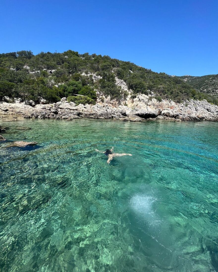 Δανάη Μπάρκα: Το μήνυμά της για τον Δεκαπενταύγουστο μέσα από τη θάλασσα