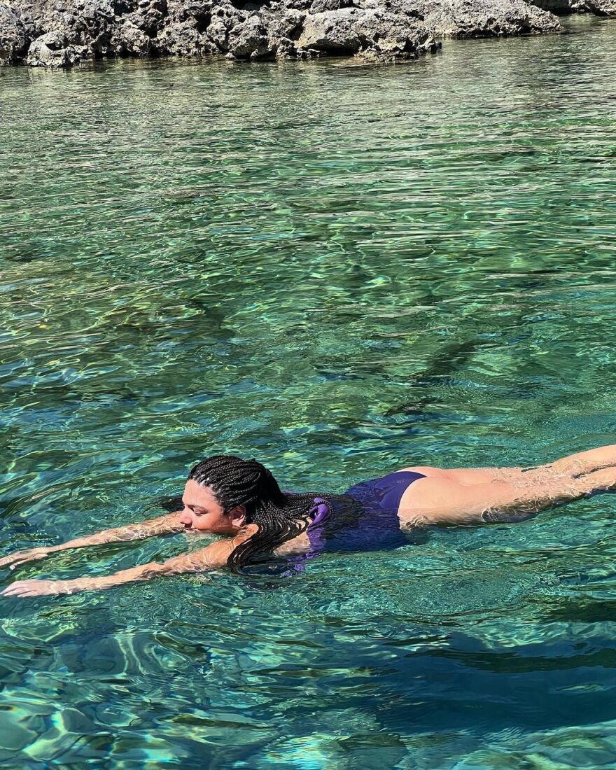 Δανάη Μπάρκα: Το μήνυμά της για τον Δεκαπενταύγουστο μέσα από τη θάλασσα