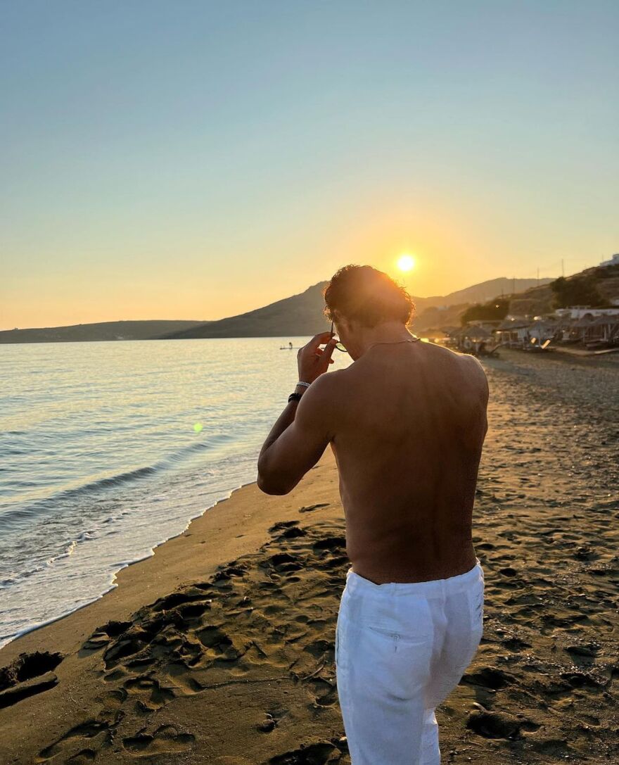 Ο Γουίλιαμ Αμπαντί κάνει διακοπές στη Μύκονο