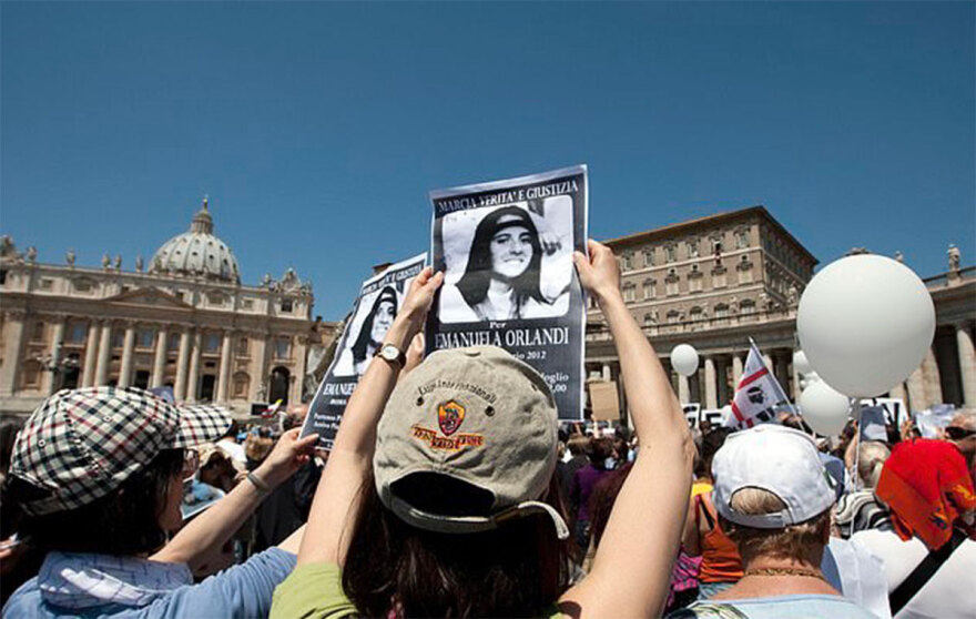 Η χρεωκοπημένη τράπεζα του Βατικανού, η μαφία, ο κρεμασμένος και το κορίτσι που εξαφανίστηκε