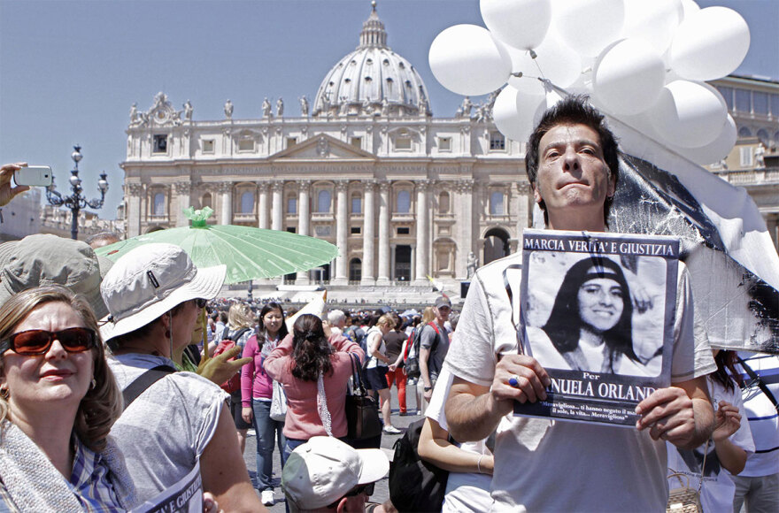 Η χρεωκοπημένη τράπεζα του Βατικανού, η μαφία, ο κρεμασμένος και το κορίτσι που εξαφανίστηκε