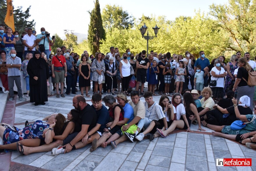 Κεφαλονιά: Πλήθος πιστών στη μεταφορά του σκηνώματος του Αγίου Γερασίμου