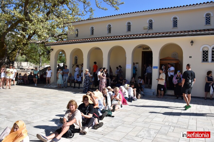 Κεφαλονιά: Πλήθος πιστών στη μεταφορά του σκηνώματος του Αγίου Γερασίμου