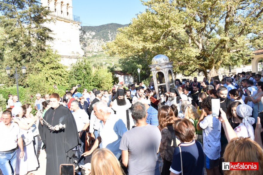Κεφαλονιά: Πλήθος πιστών στη μεταφορά του σκηνώματος του Αγίου Γερασίμου