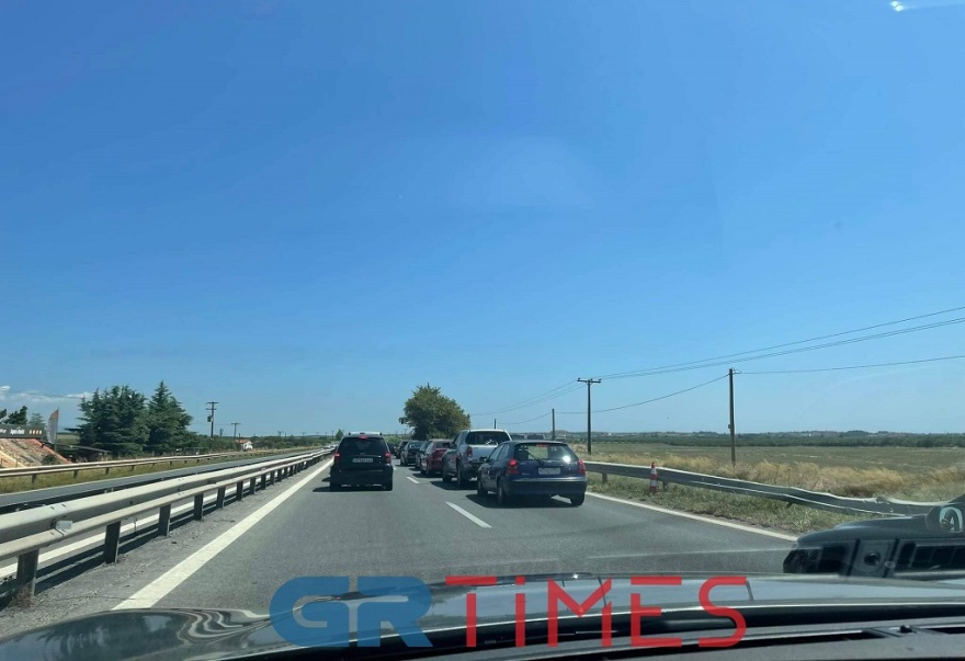 Χαλκιδική: Τεράστιο μποτιλιάρισμα από ΙΧ που πήρε φωτιά στη μέση του δρόμου