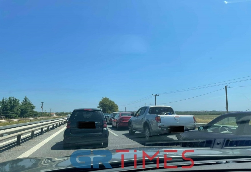 Χαλκιδική: Τεράστιο μποτιλιάρισμα από ΙΧ που πήρε φωτιά στη μέση του δρόμου