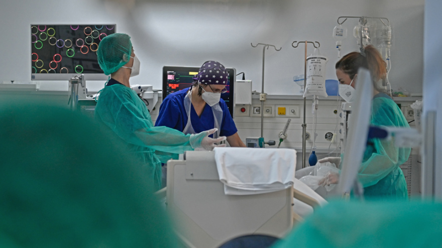 Κορωνοϊός: Τελικά μάθαμε να ζούμε με τον κορωνοϊό - «Εξαφανισμένοι» από τις ΜΕΘ οι ασθενείς 40-65 ετών