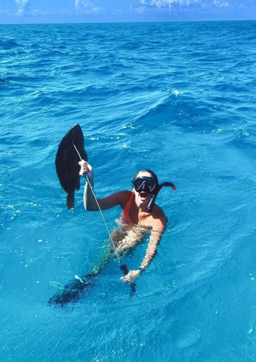 Σον Κόνερι: Η εγγονή του και η χήρα του ποζάρουν με μπικίνι