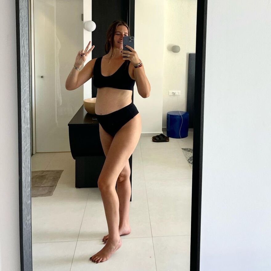 Θανάσης Πατριαρχέας: Η σύζυγός του ποζάρει στον καθρέφτη στον 8ο μήνα της εγκυμοσύνης της