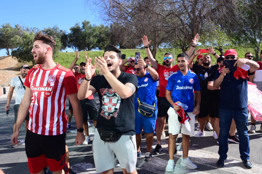 Ολυμπιακός: Αποθεωτική υποδοχή στην Κύπρο - Δείτε βίντεο