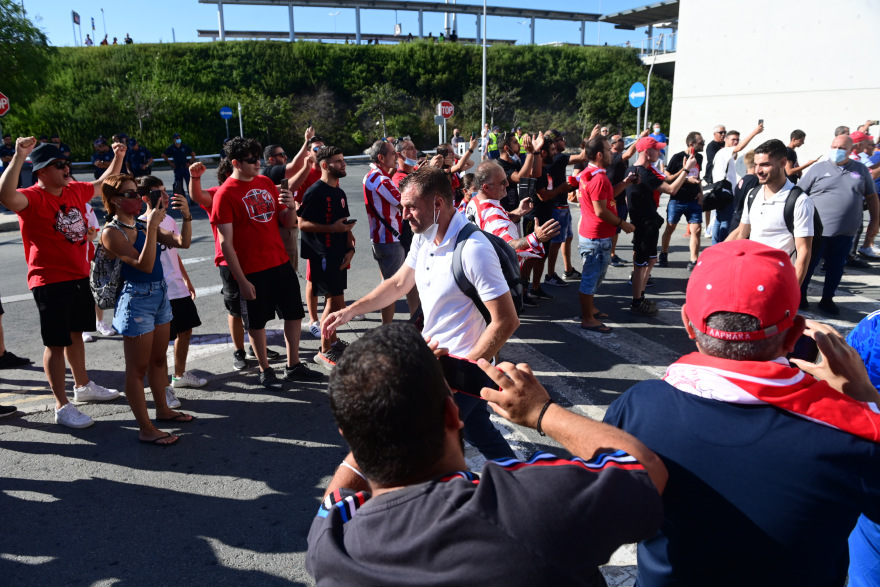 Ολυμπιακός: Αποθεωτική υποδοχή στην Κύπρο - Δείτε βίντεο