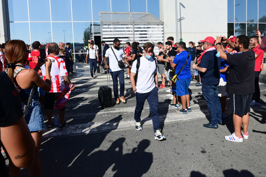 Ολυμπιακός: Αποθεωτική υποδοχή στην Κύπρο - Δείτε βίντεο