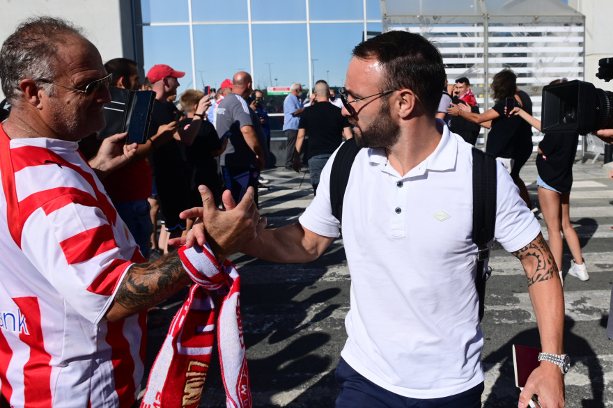 Ολυμπιακός: Αποθεωτική υποδοχή στην Κύπρο - Δείτε βίντεο