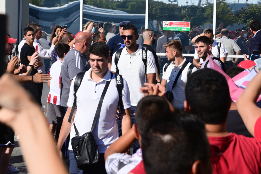 Ολυμπιακός: Αποθεωτική υποδοχή στην Κύπρο - Δείτε βίντεο