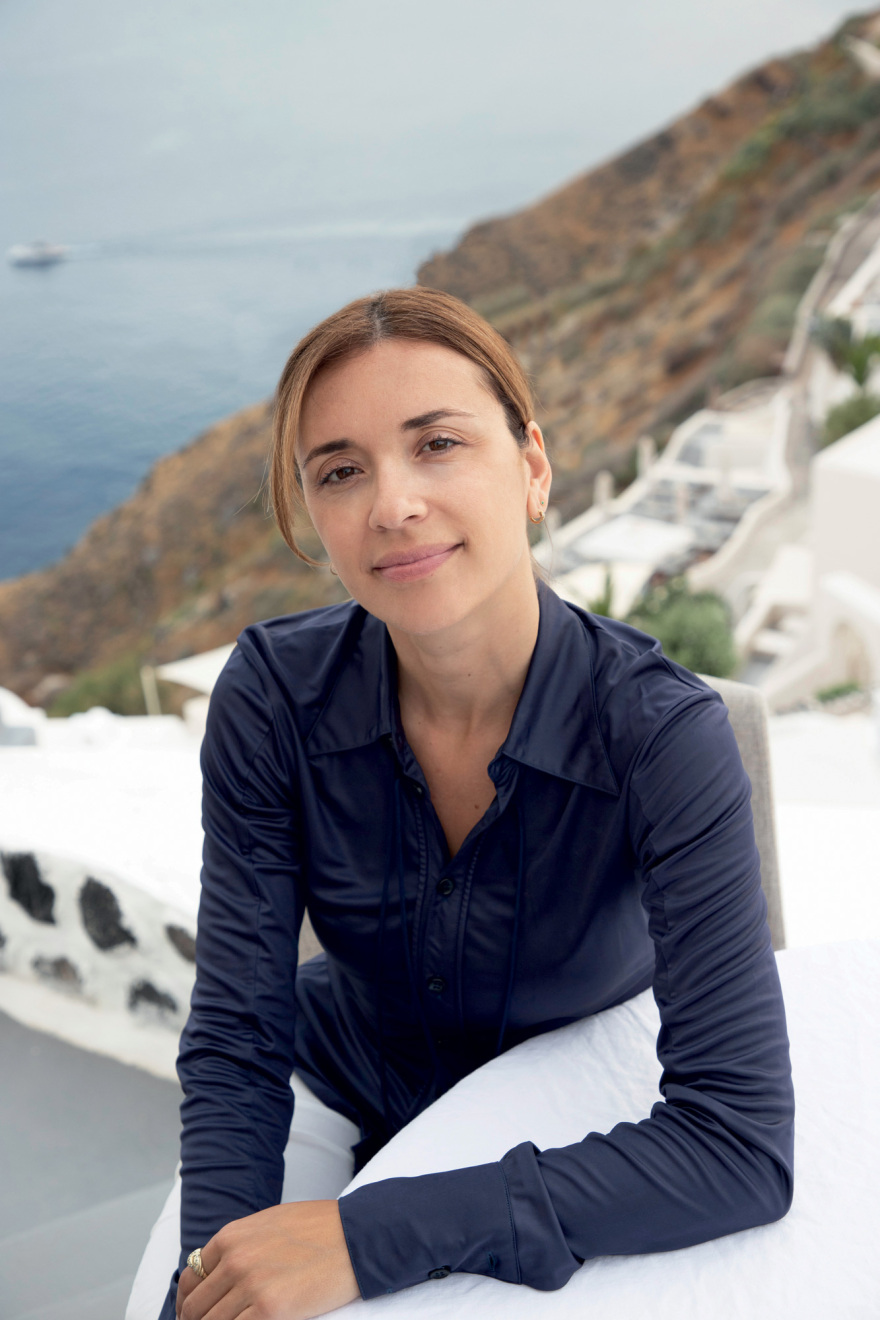 Sellia Georges: Νέα ελληνική κουζίνα με φόντο το ηφαίστειο της Σαντορίνης