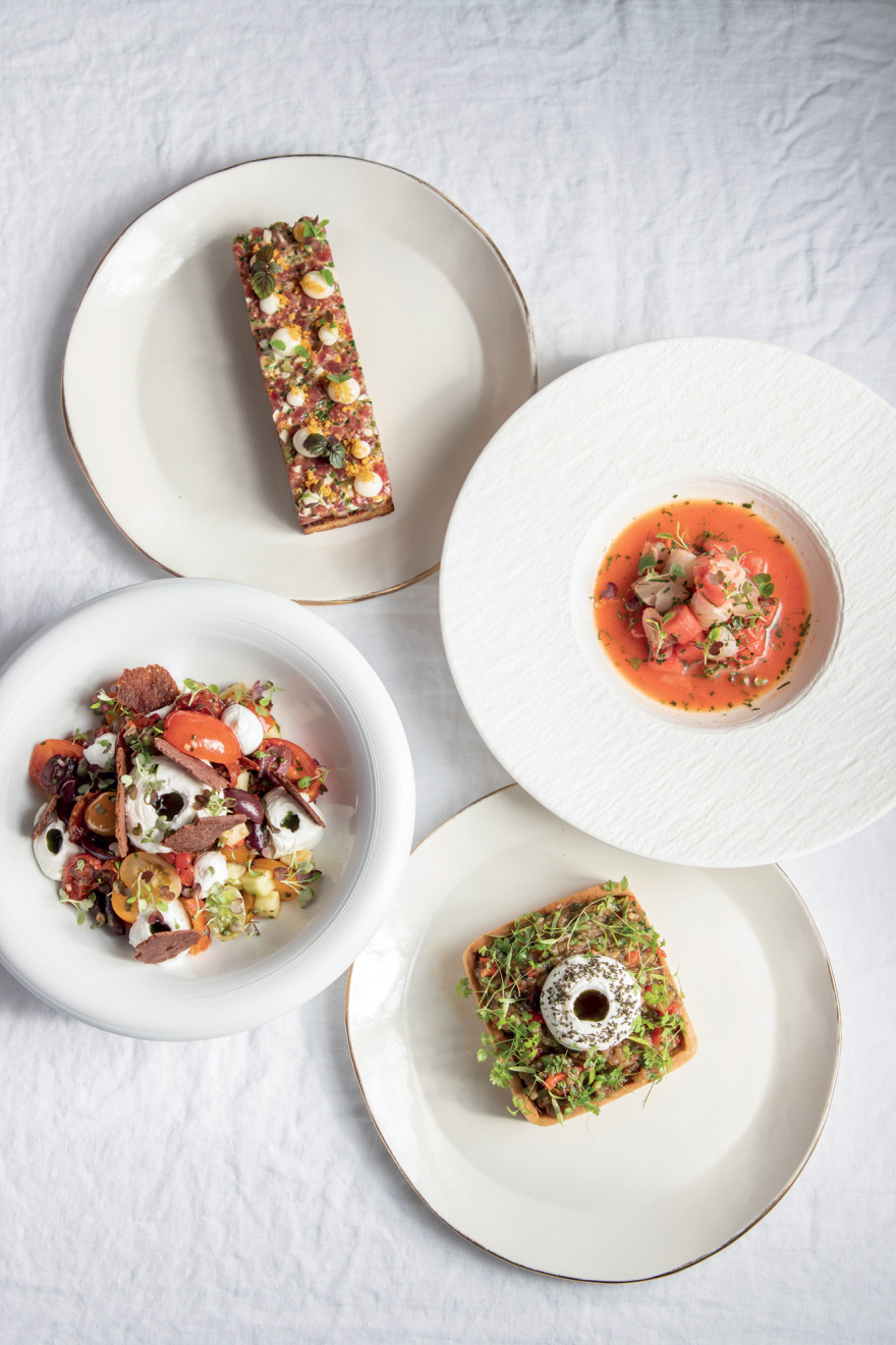 Sellia Georges: Νέα ελληνική κουζίνα με φόντο το ηφαίστειο της Σαντορίνης