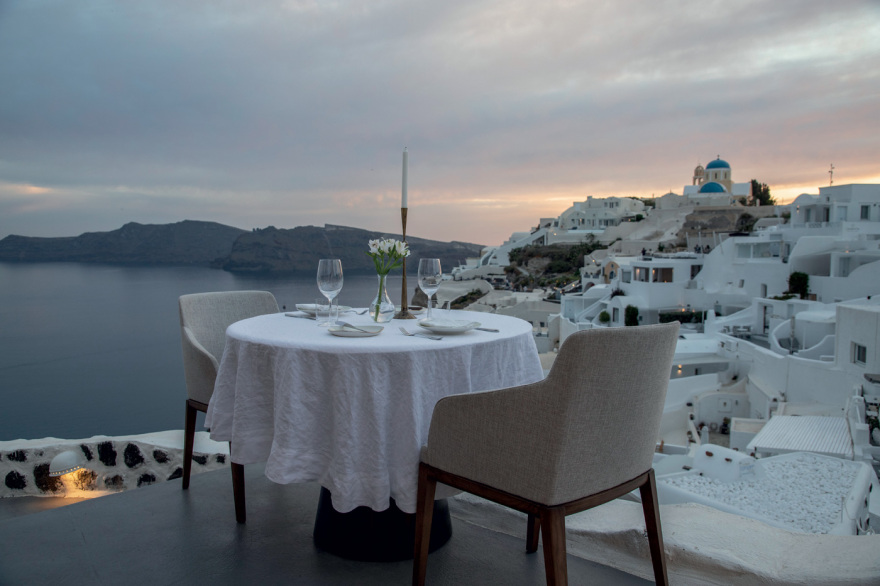Sellia Georges: Νέα ελληνική κουζίνα με φόντο το ηφαίστειο της Σαντορίνης
