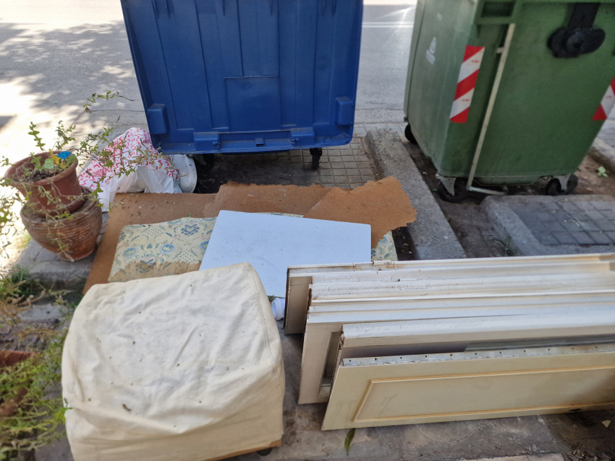 Θεσσαλονίκη: Ανακαινίζουν διαμερίσματα και πετούν στα πεζοδρόμια από καναπέδες μέχρι λεκάνες από τουαλέτες