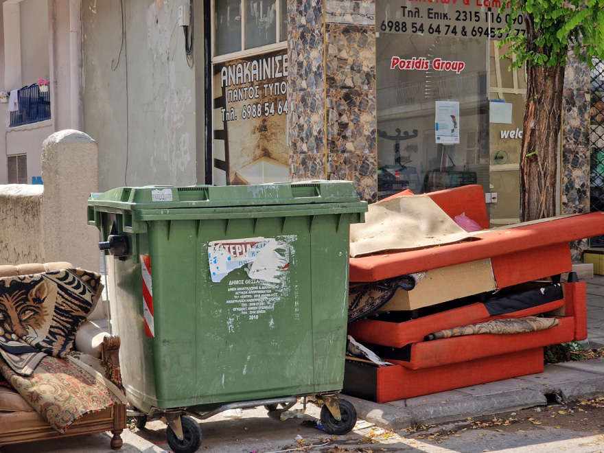 Θεσσαλονίκη: Ανακαινίζουν διαμερίσματα και πετούν στα πεζοδρόμια από καναπέδες μέχρι λεκάνες από τουαλέτες