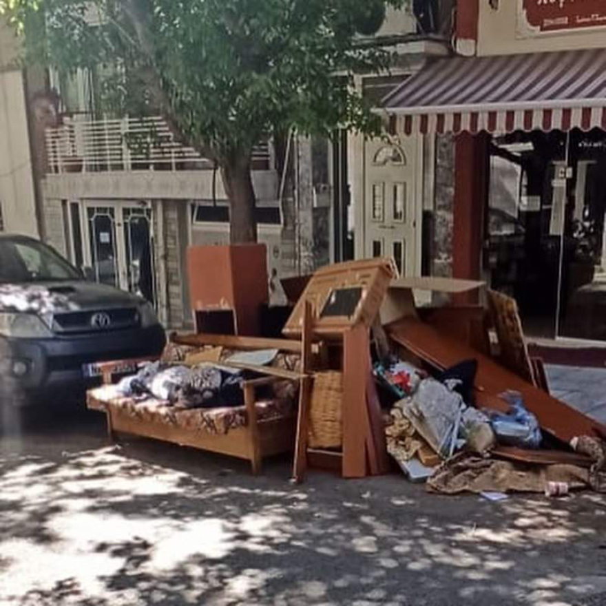 Θεσσαλονίκη: Ανακαινίζουν διαμερίσματα και πετούν στα πεζοδρόμια από καναπέδες μέχρι λεκάνες από τουαλέτες