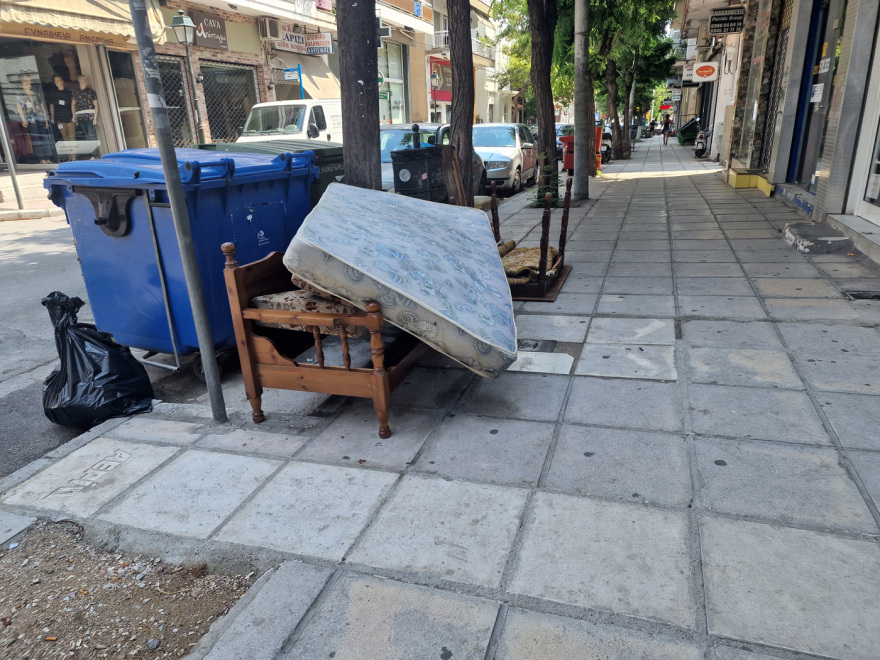 Θεσσαλονίκη: Ανακαινίζουν διαμερίσματα και πετούν στα πεζοδρόμια από καναπέδες μέχρι λεκάνες από τουαλέτες