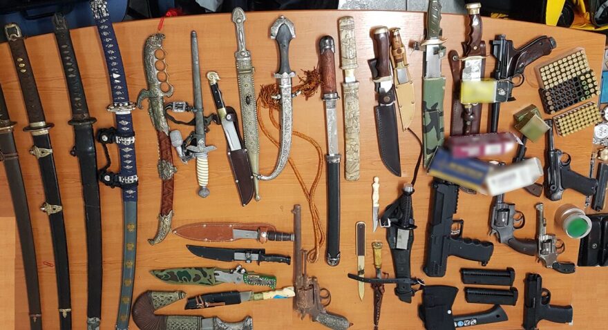 Βούλα: Οικιακή βοηθός «ξάφριζε» σπίτια - Όπλα, ρολόγια, χρυσαφικά, εικόνες, μέχρι και πένες είχε κλέψει