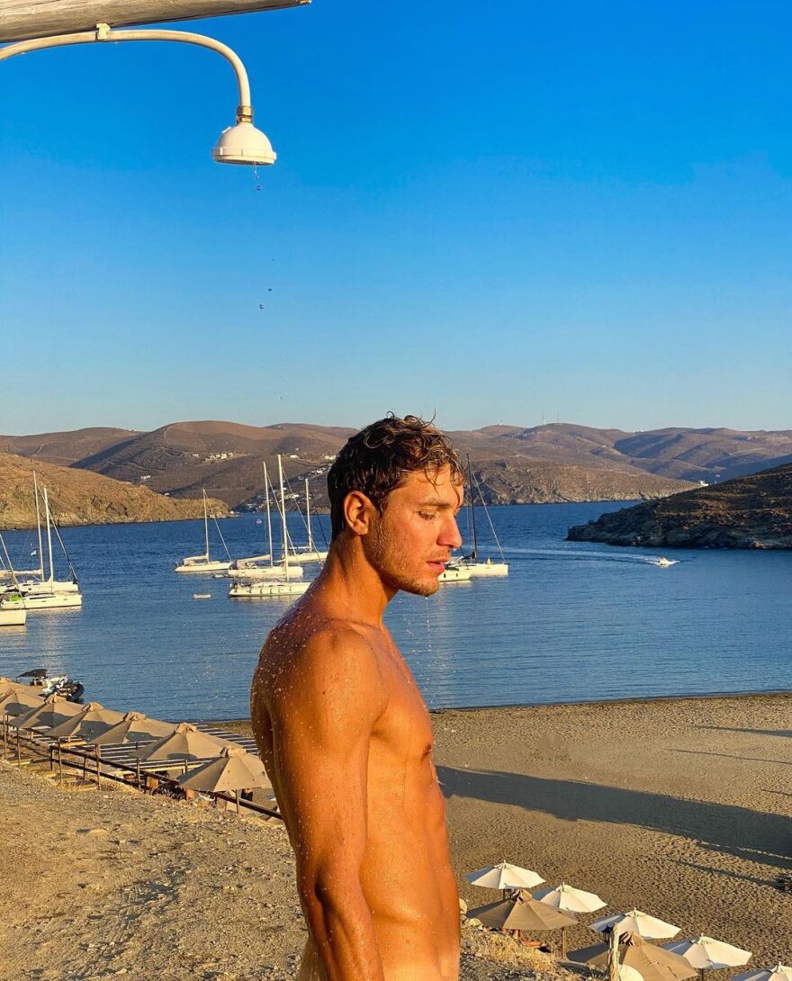 Έντουαρντ Στεργίου: Ποζάρει γυμνός στην Κύθνο