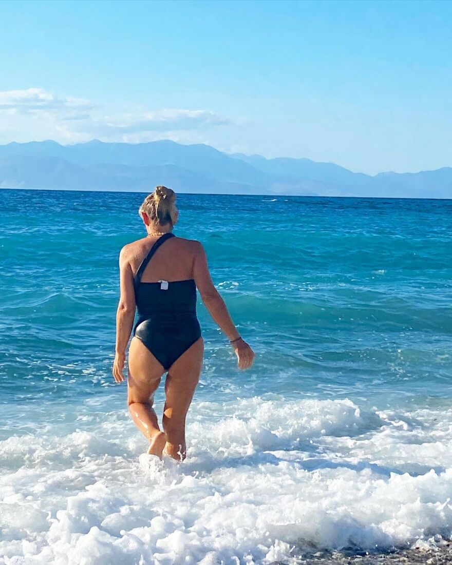 Κατερίνα Καραβάτου: «Δίνει μάχη» με τα κύματα