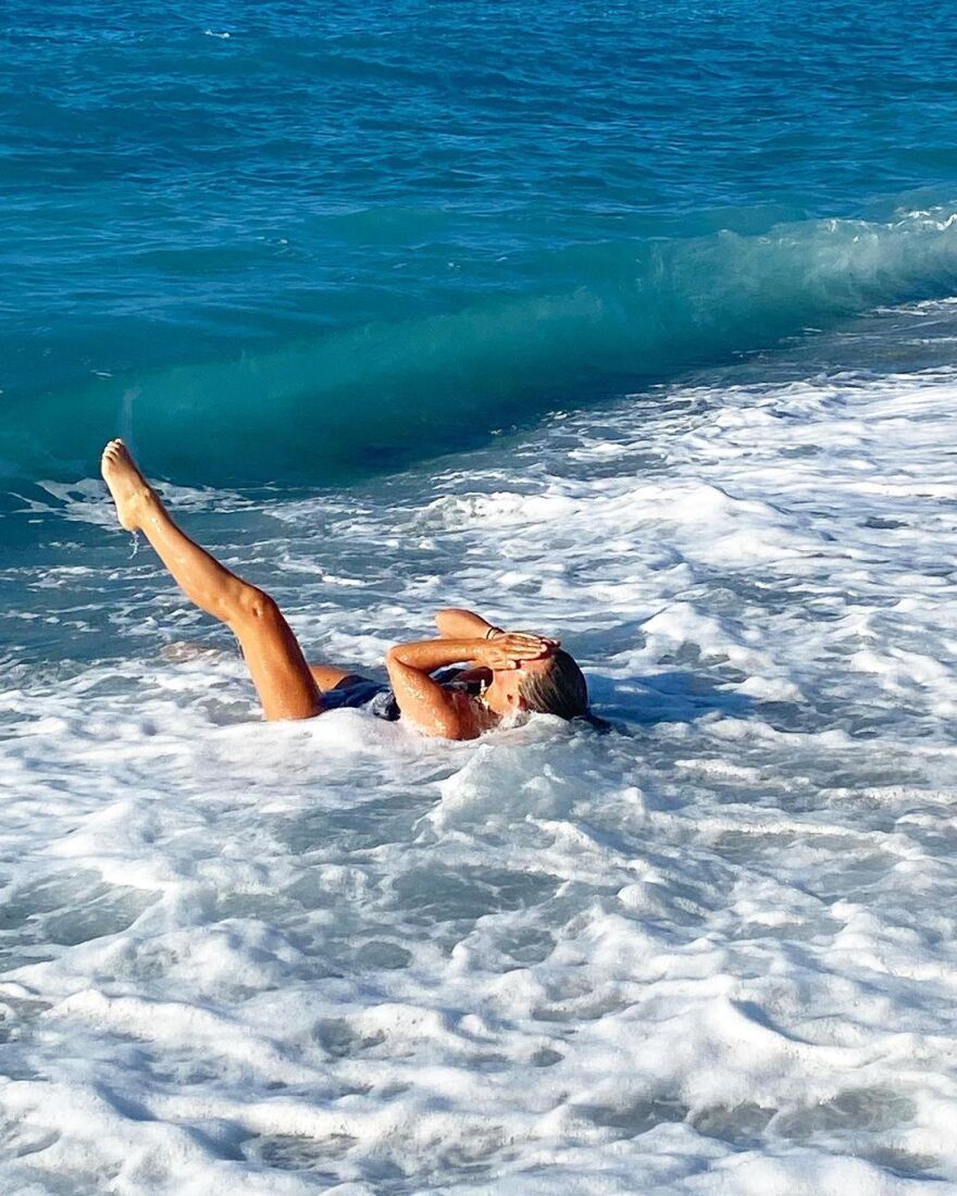 Κατερίνα Καραβάτου: «Δίνει μάχη» με τα κύματα