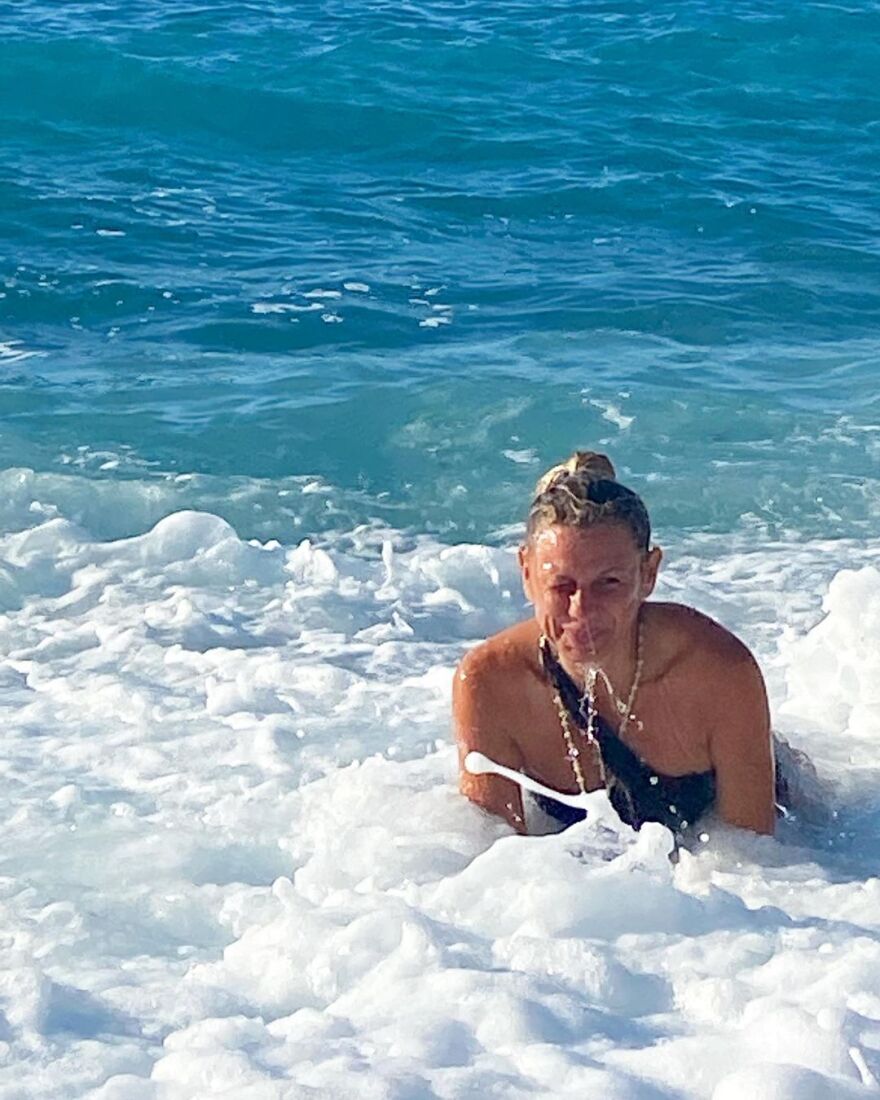 Κατερίνα Καραβάτου: «Δίνει μάχη» με τα κύματα