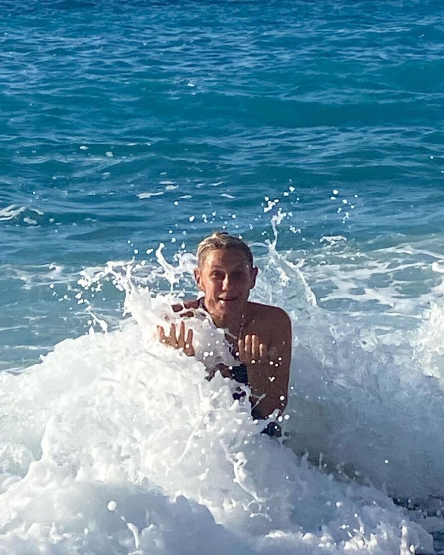 Κατερίνα Καραβάτου: «Δίνει μάχη» με τα κύματα