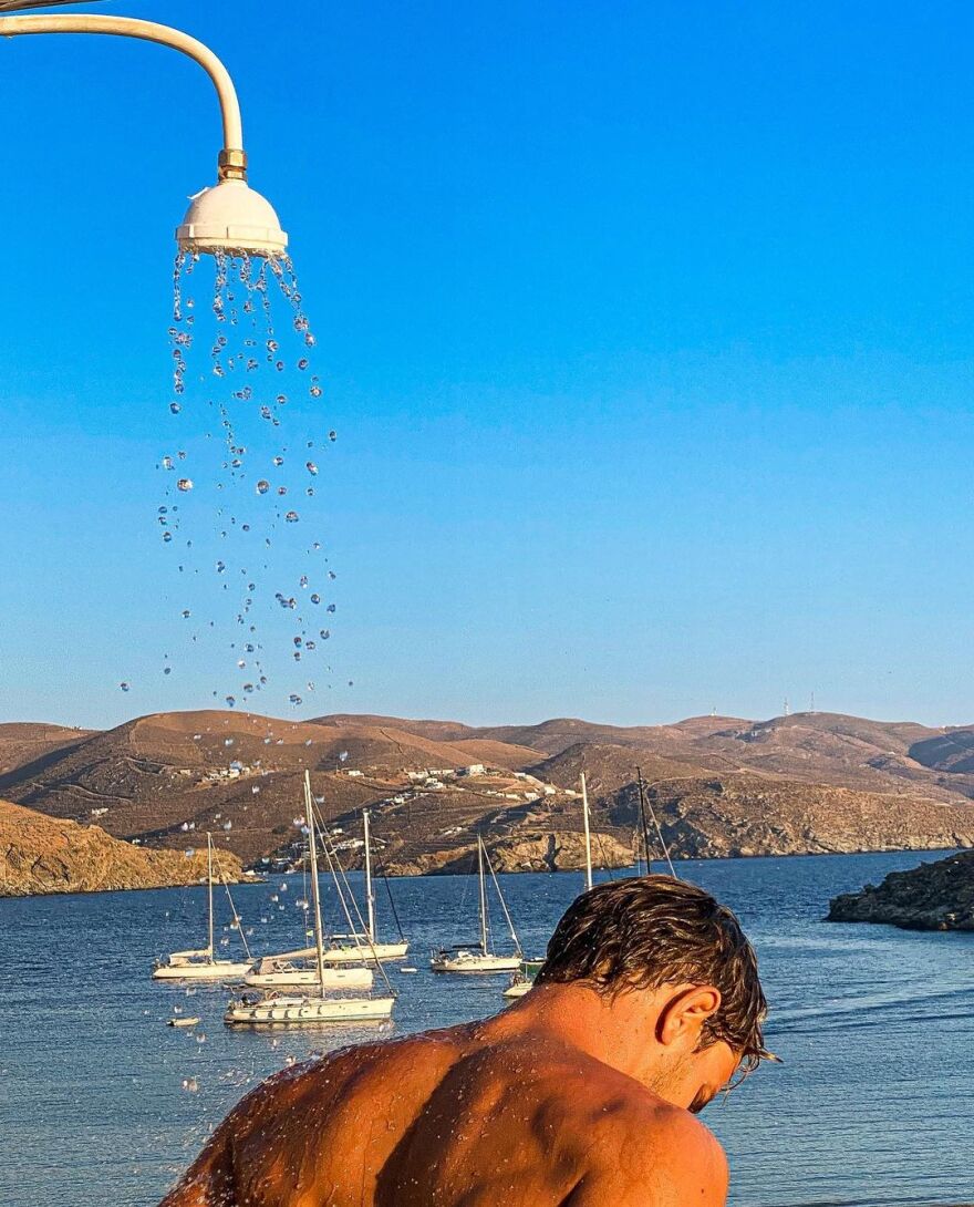 Έντουαρντ Στεργίου: Ποζάρει γυμνός στην Κύθνο