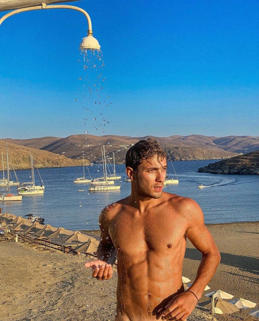 Έντουαρντ Στεργίου: Ποζάρει γυμνός στην Κύθνο