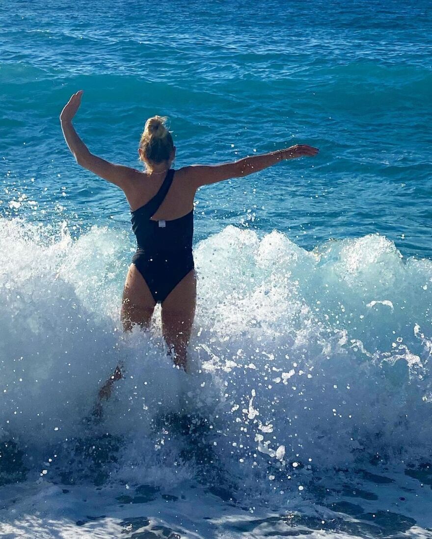 Κατερίνα Καραβάτου: «Δίνει μάχη» με τα κύματα