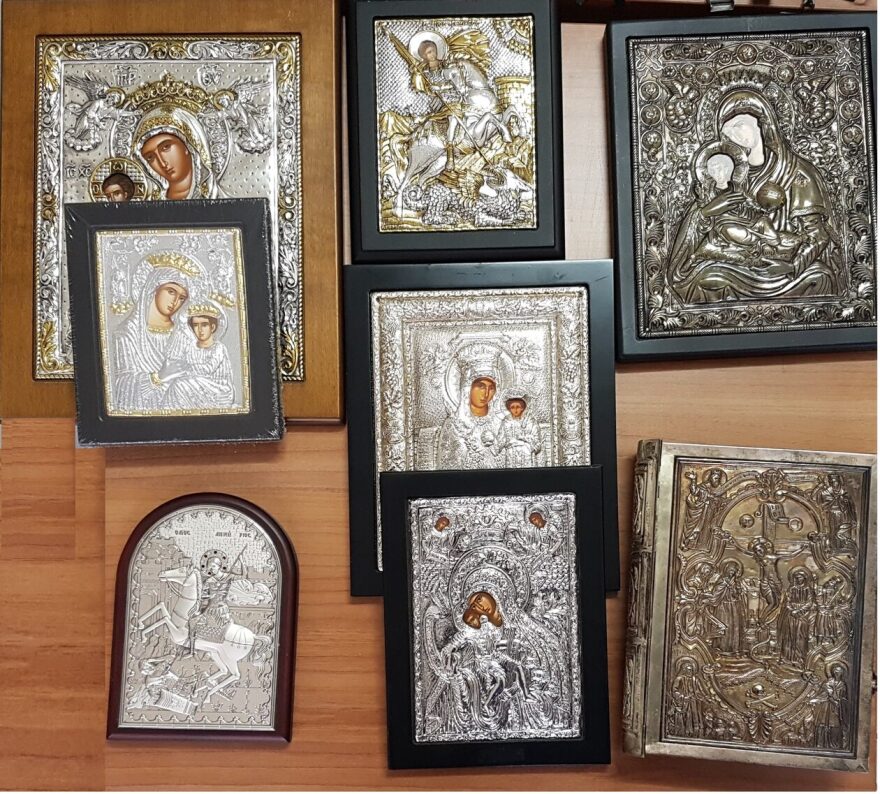 Βούλα: Οικιακή βοηθός «ξάφριζε» σπίτια - Όπλα, ρολόγια, χρυσαφικά, εικόνες, μέχρι και πένες είχε κλέψει