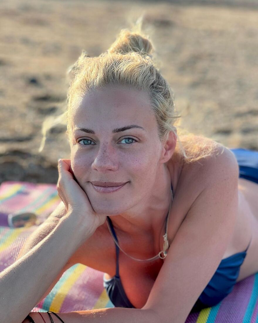 Η Ζέτα Μακρυπούλια φωτογραφίζεται ανέμελη στην παραλία