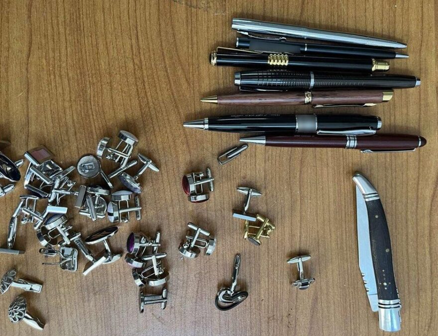 Βούλα: Οικιακή βοηθός «ξάφριζε» σπίτια - Όπλα, ρολόγια, χρυσαφικά, εικόνες, μέχρι και πένες είχε κλέψει