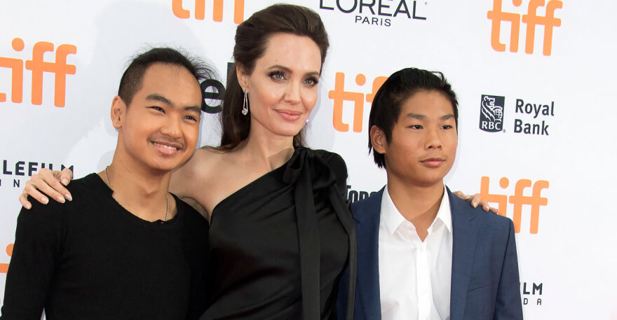 Η Τζολί αποκαλύπτει για τον καβγά στο αεροπλάνο: Ο Πιτ πήγε να πνίξει ένα παιδί, τα χτύπησε, τους πέταγε αλκοόλ