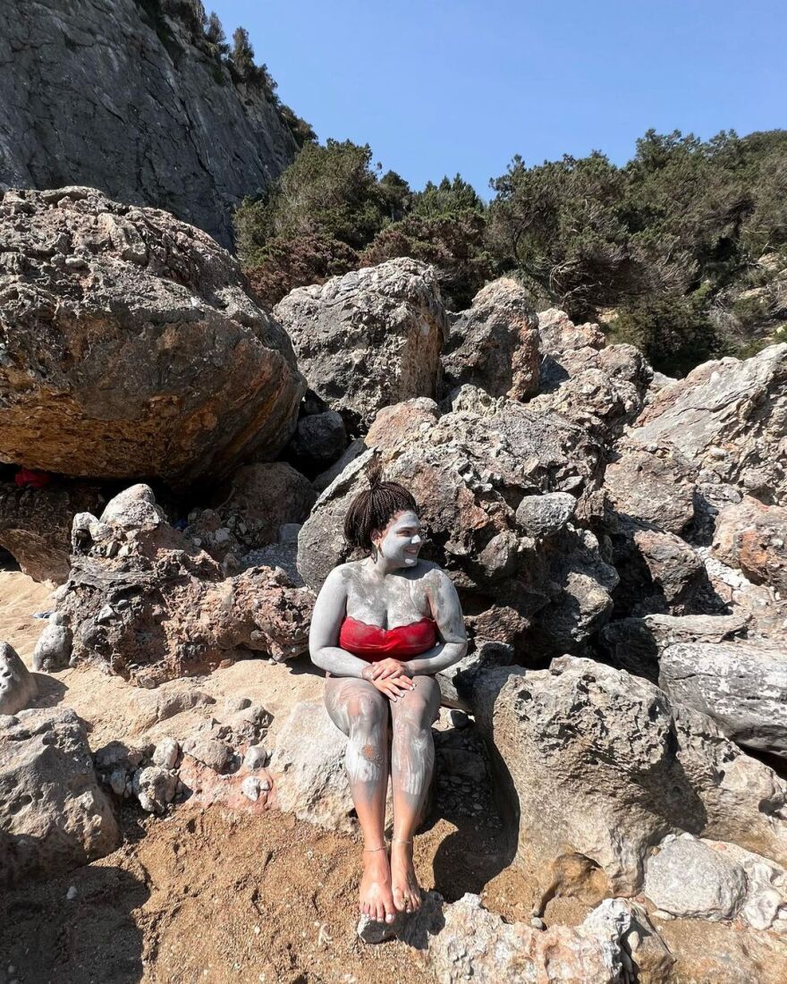 Δανάη Μπάρκα: Ποζάρει στην παραλία πασαλειμμένη με άργιλο