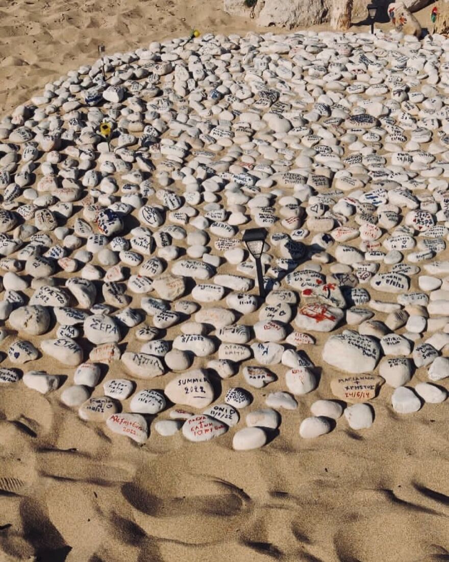 Δανάη Μπάρκα: Ποζάρει στην παραλία πασαλειμμένη με άργιλο